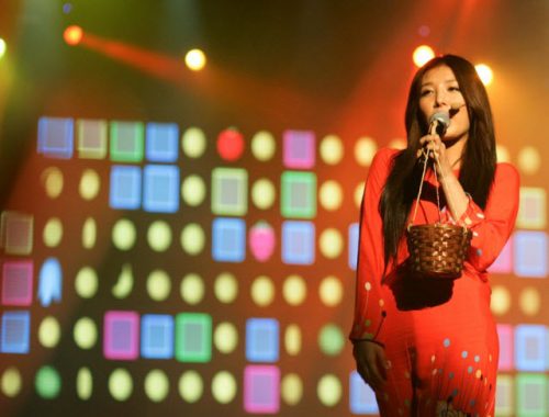 Gadis Korea pakai baju kurung