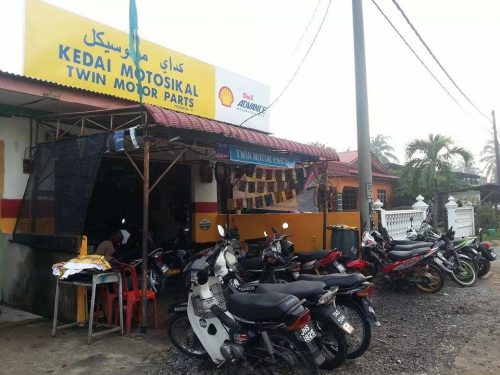 Kedai ni kat Gong Pak Jin, Terengganu. Bukan kat Bangi ye. :)