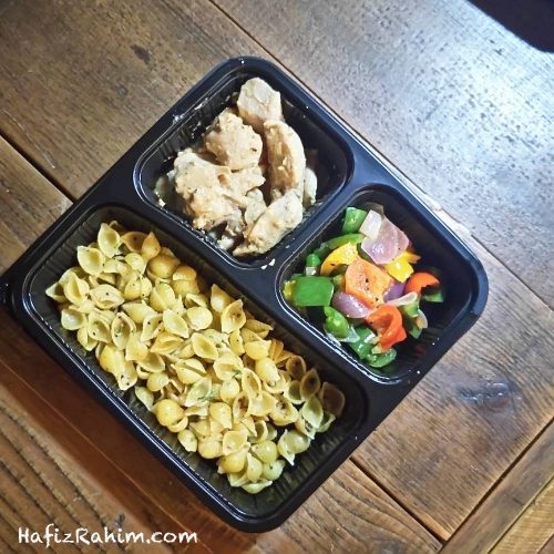Shell Pasta With Black Olives, Peanut Butter Chicken & Tricolor Capsicum