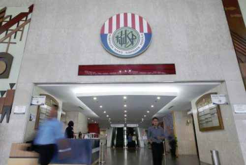 KUALA LUMPUR 20 Jun 2016. Ibu Pejabat Kumpulan Wang Simpanan Pekerja (KWSP). Pencarum diberikan opsyen untuk menukar simpanan konvensional kepada simpanan shariah.